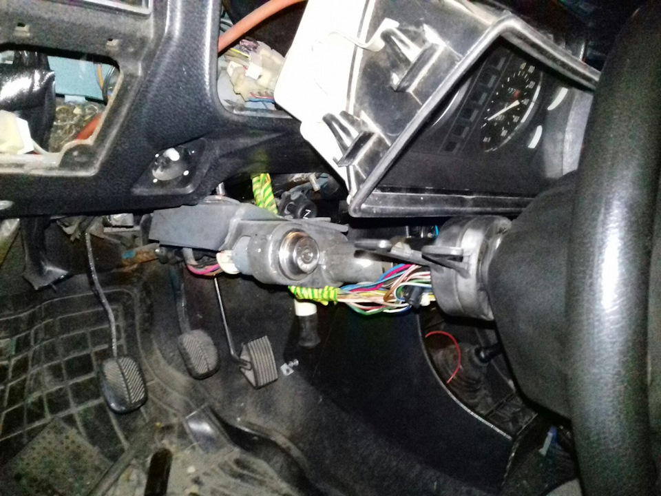 Замена не горящих лампочек в приборке и замена тросика спидометра ...