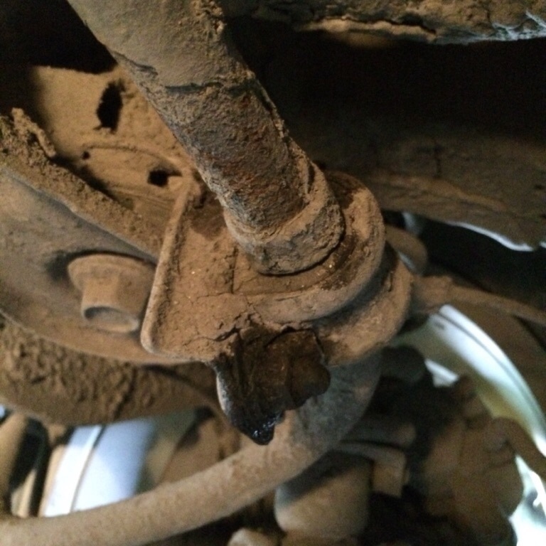 Замена втулок стабилизатора — Toyota Avensis II, 2 л, 2004 года ...