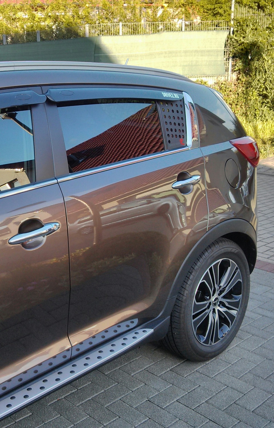 Декоративные пластины на задние форточки — KIA Sportage (3G), 2 л ...