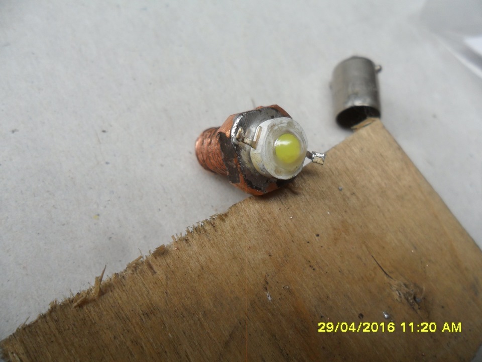 …припаиваем аккуратно светодиод к голове болта мажем железной сваркой и вставляем в гильзу от лампы — УАЗ Patriot