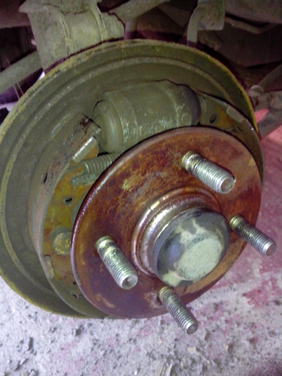 Замена задних колодок (барабаны) — Hyundai Accent (2G), 1,5 л, 2008 ...