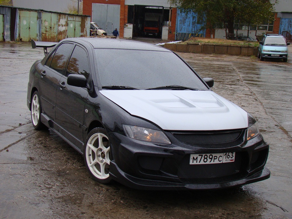 Капот митсубиси лансер 9. Lancer 9 2.0. Mitsubishi Lancer 2006 обвесы. Лансер9 с чёрным капотом. Митсубиси Лансер 2006.