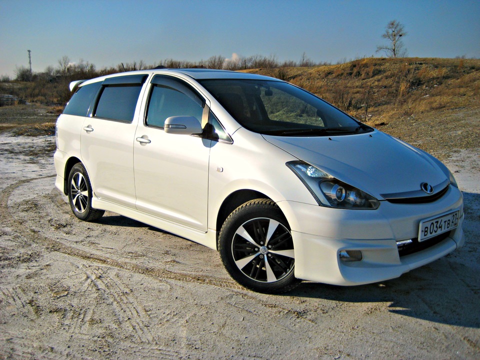 Тойота виш фото. Toyota Wish. Тойота Виш 10. Toyota Wish машина. Тойота Виш 10 кузов.