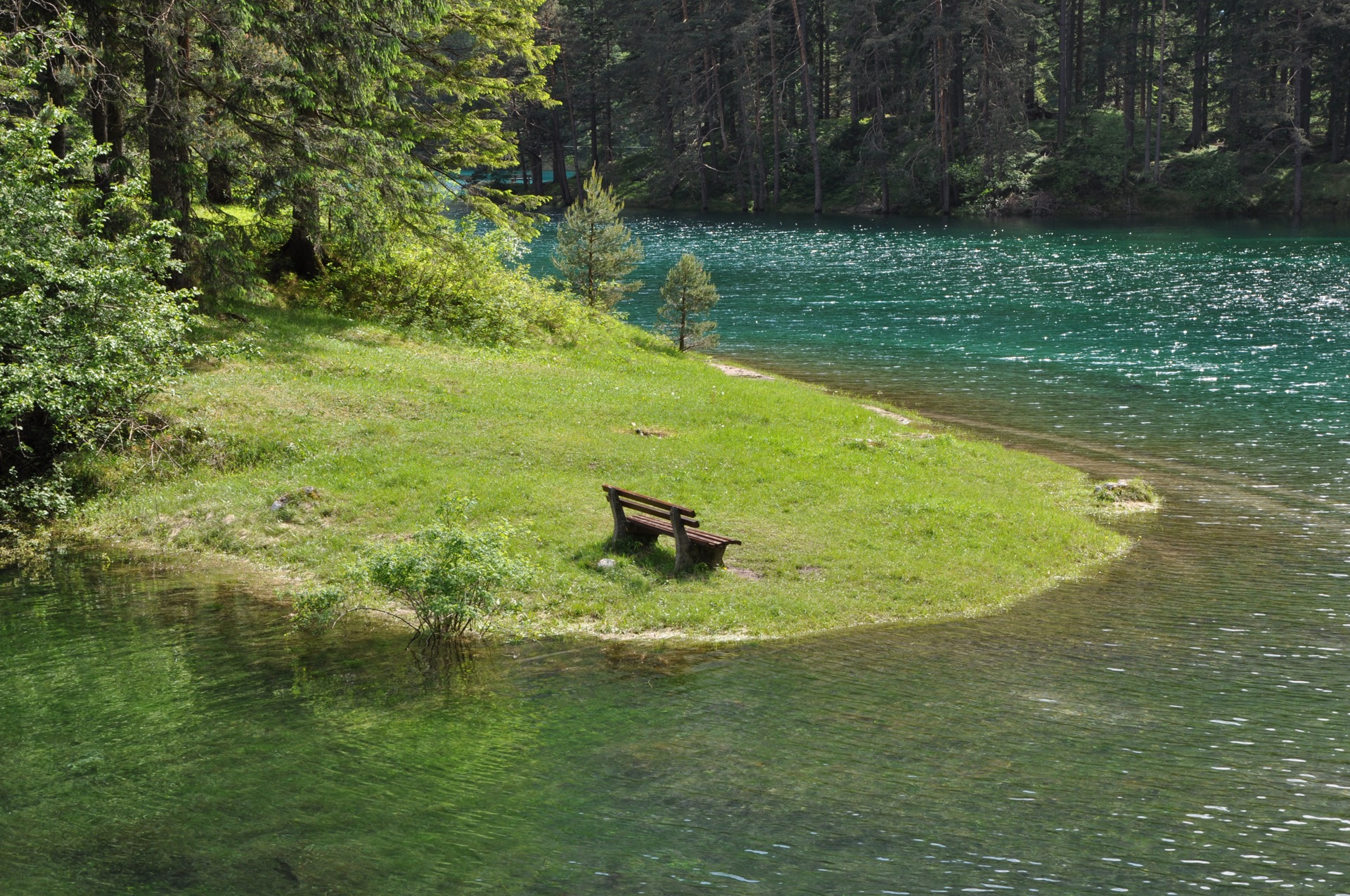 Озеро с лавочками в Австрии