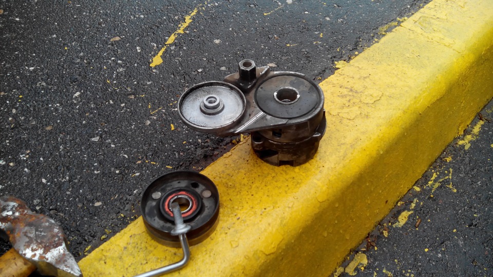 Ролик натяжителя. — Audi A4 (B5), 2,6 л, 1995 года | своими руками | DRIVE2