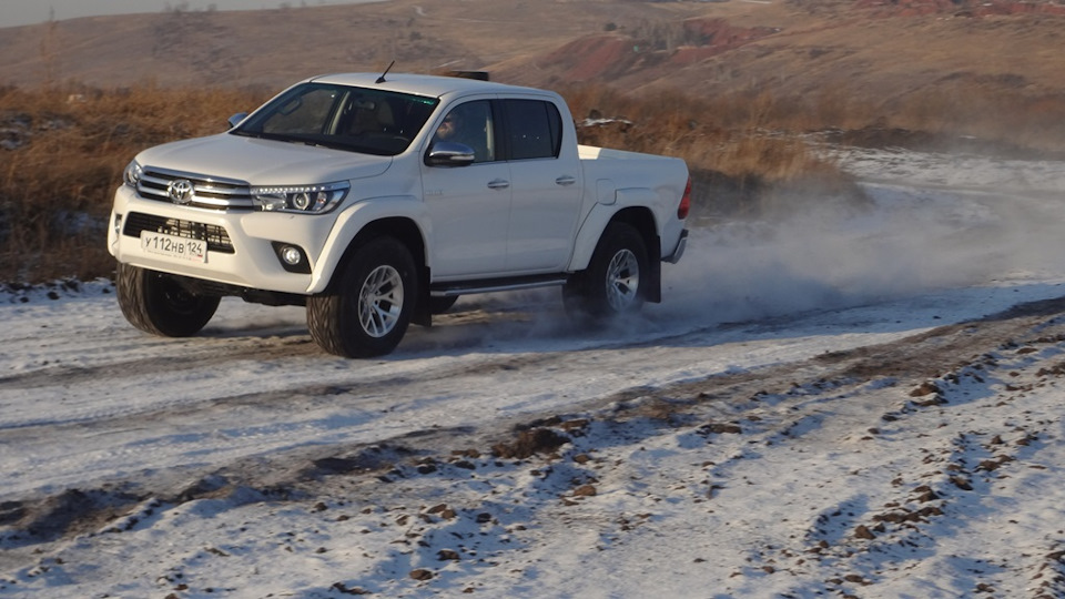 Toyota Hilux Arctic Trucks 35