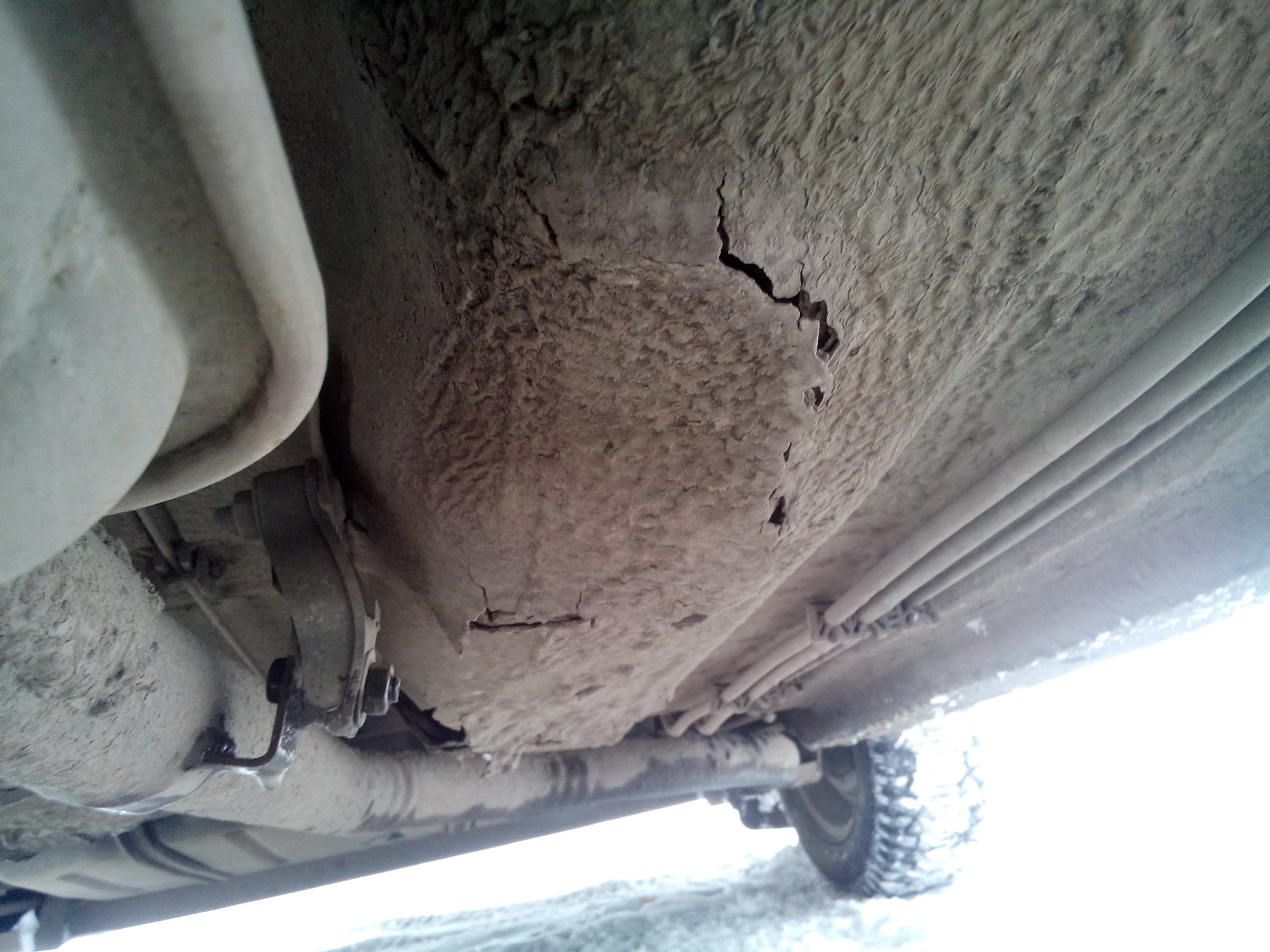 пробит картер двигателя ауди 80. ударился днищем. ударился днищем. сильный удар по днищу. дно машины поврежденные.