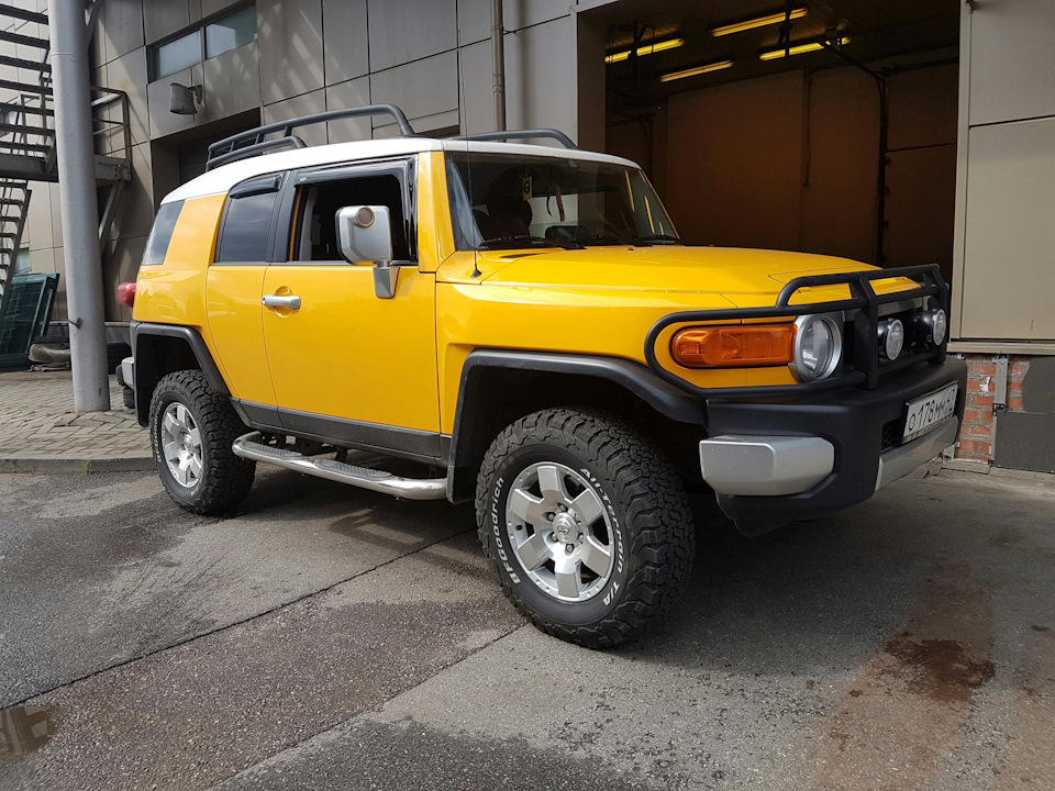 Тойота FJ Cruiser желтый