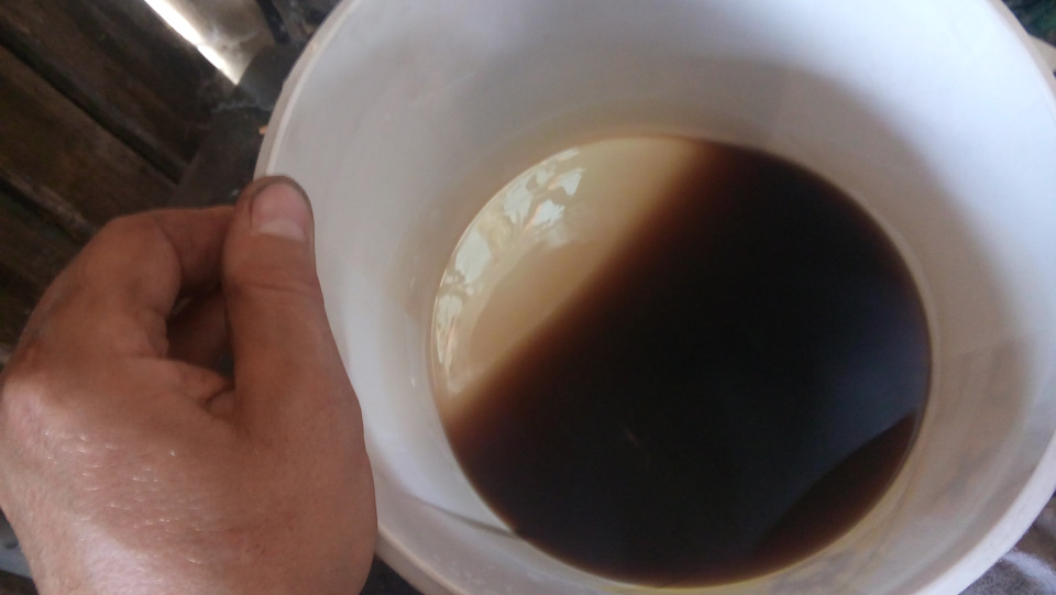 Почему масло пенится на сковороде. Пенится масло в раздатке. Как выглядит трансмиссионное масло цвет коричневое. Почему в чае появляется пена.