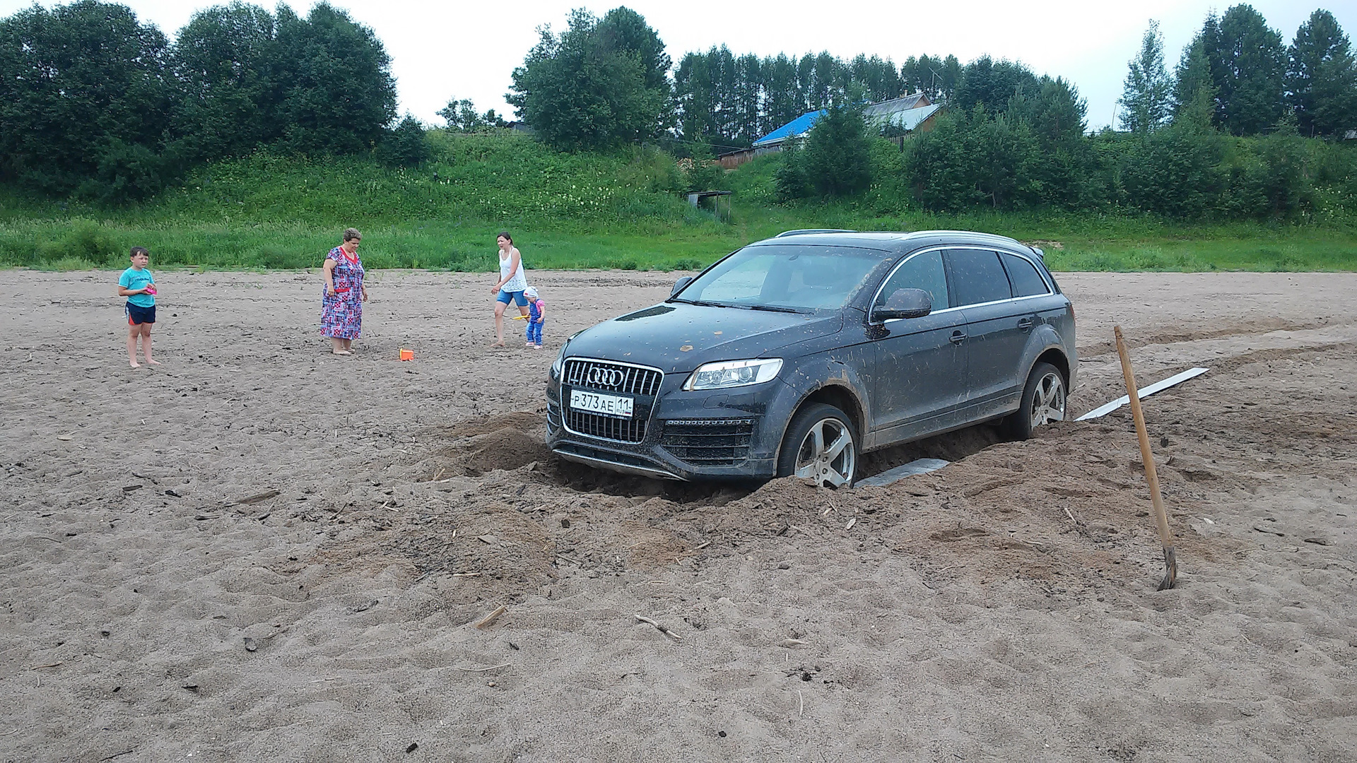 Ауди на бездорожье. Ауди q7 для бездорожья. Audi 4m q7 бездорожье. Audi q7 2014 на бездорожье. Ауди ку 7 для бездорожья.