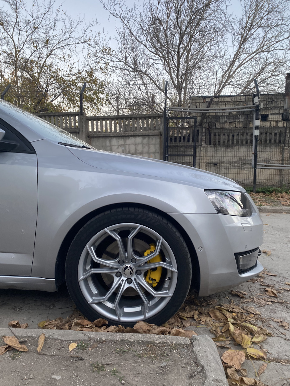 Суппорта в желтый 💛 — Skoda Octavia A7 Mk3, 1,8 л, 2013 года | тюнинг |  DRIVE2