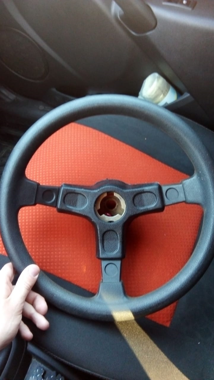 У меня руль не ровно. Тугое вращение рулевого колеса. Выворачивает руль вправо. У меня руль не ровно. Держит руль.