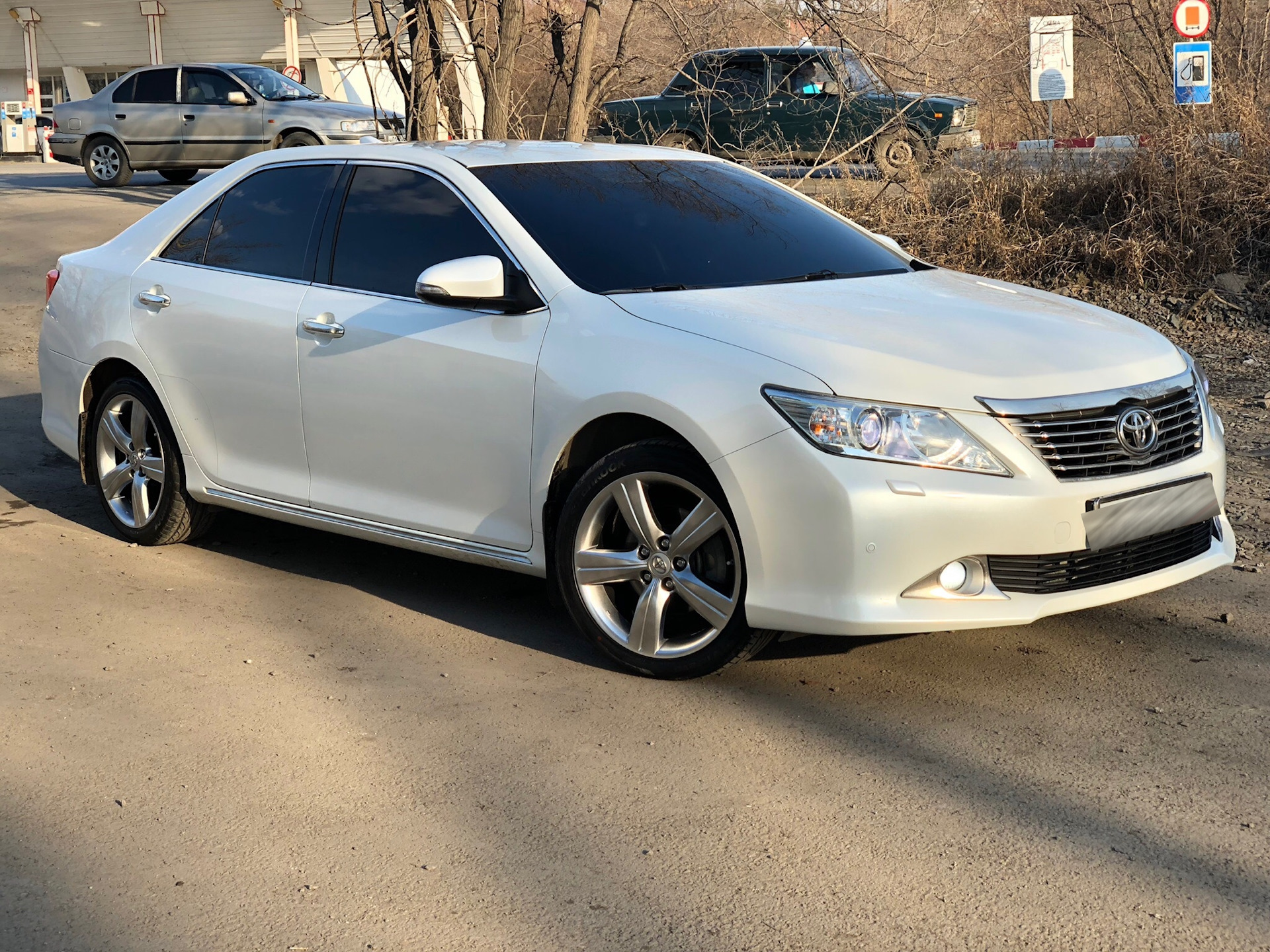 Toyota Camry 50 белая на литье