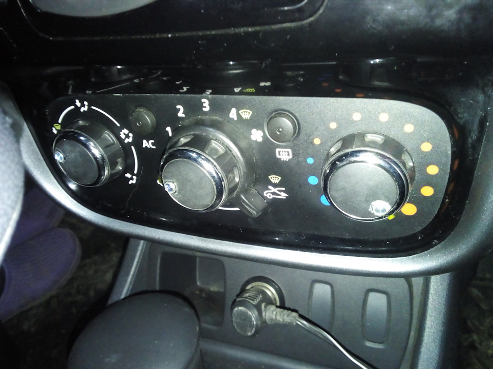 Как снять переключатель печки на рено сандеро - 84 фото