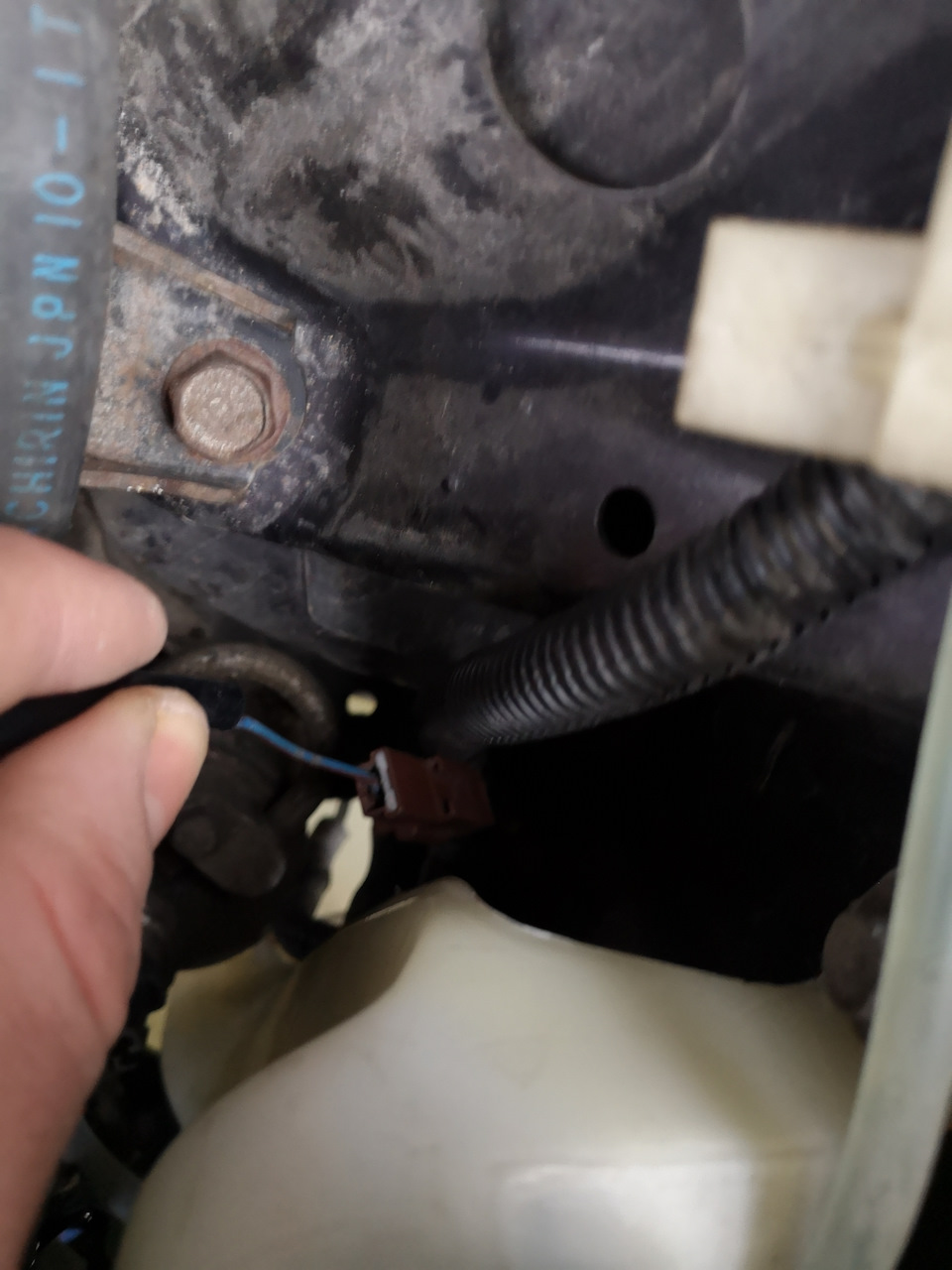 Фишка за горлышком омывателя — Honda Civic (6G)