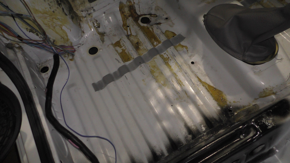 Чем заделать дырку в пороге двери - фото