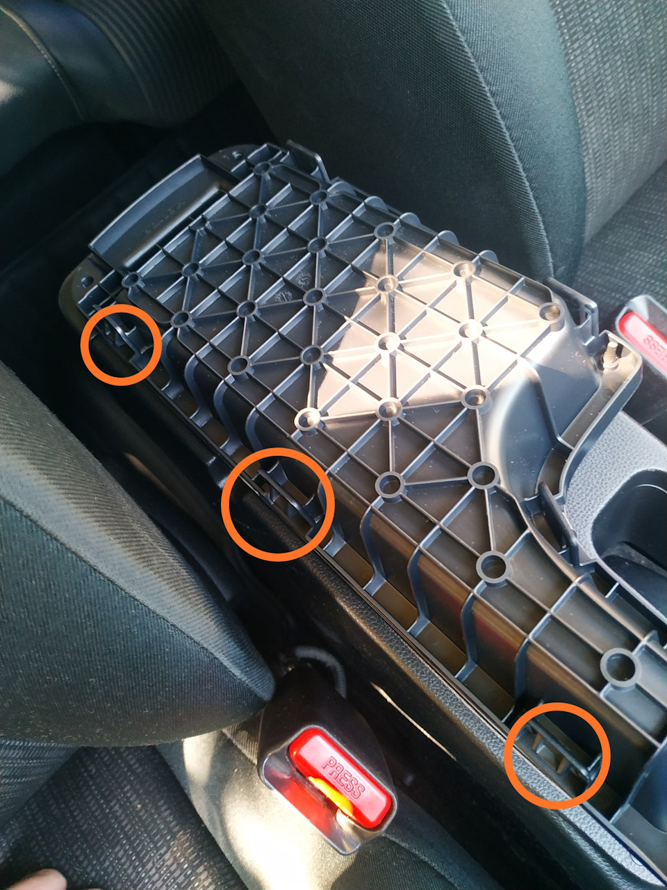 Перетяжка центрального подлокотника. Как его снять. — Honda Fit (3G), 1 ...