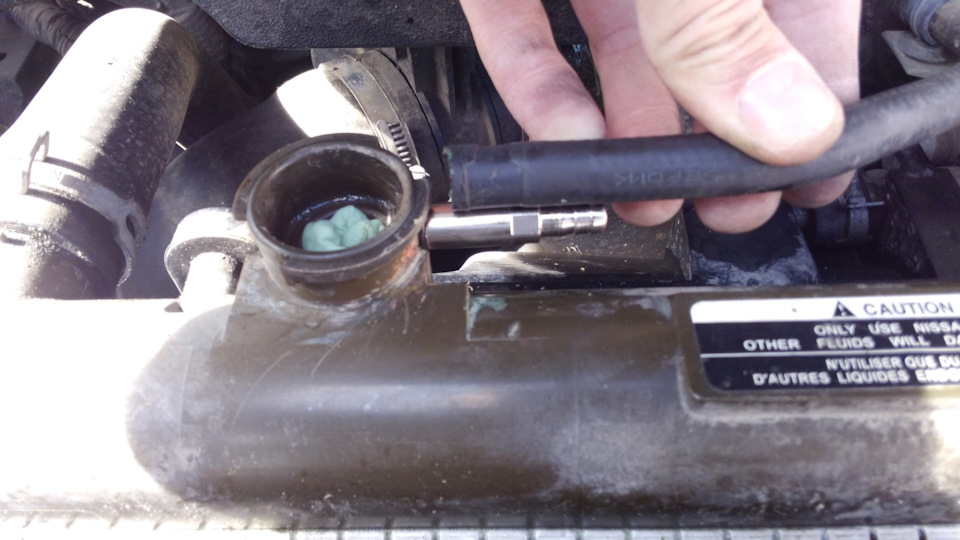 Обломился штуцер на горловине радиатора двигателя V9X Pathfinder r51 ...