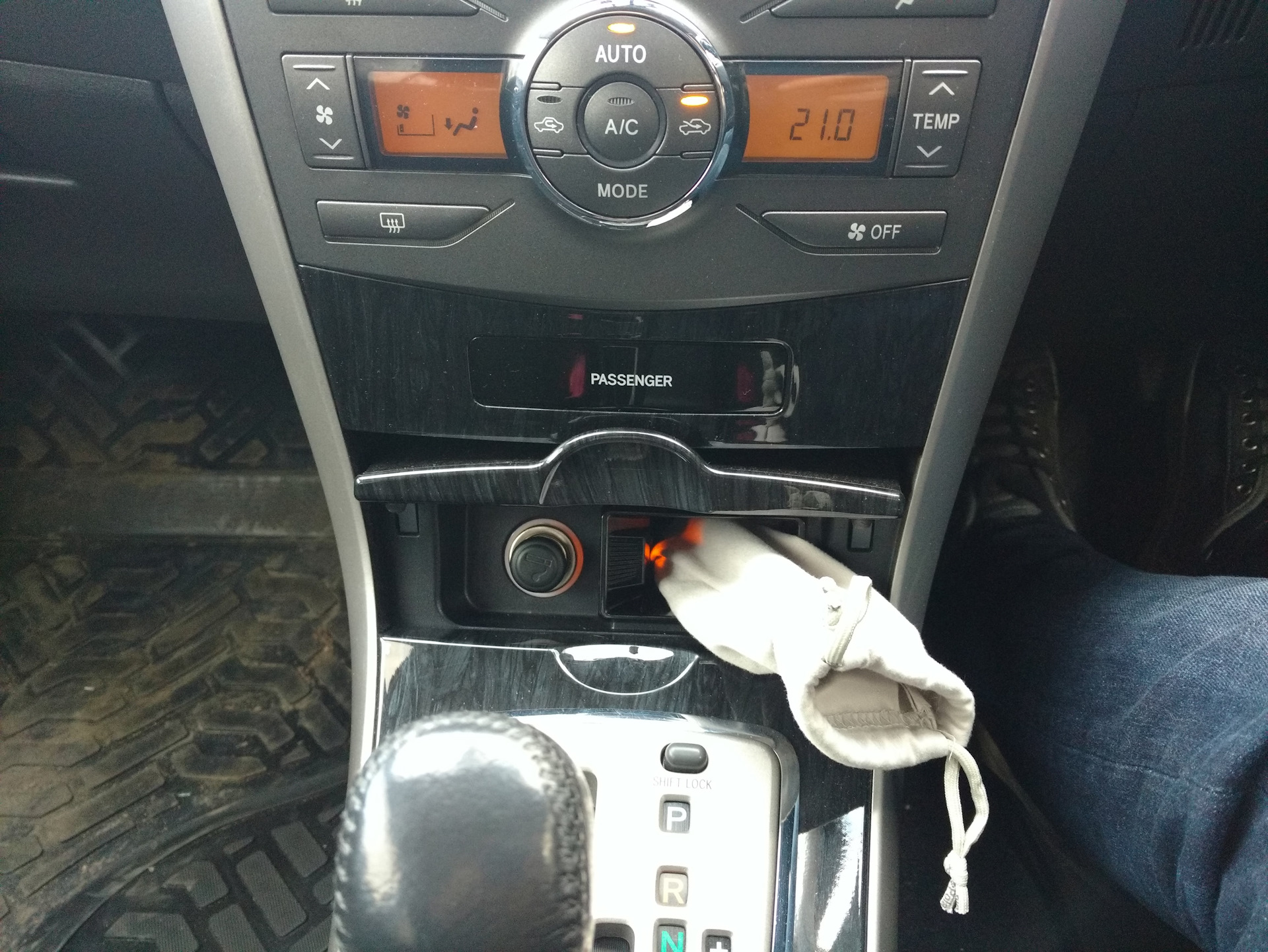 Прикуриватель вместо розетки. Тюнинг :-) — Toyota E 140, 1,8 л, 2009 года |  электроника | DRIVE2