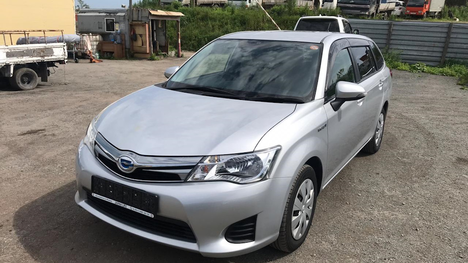 Toyota Corolla Fielder 2014 гибрид