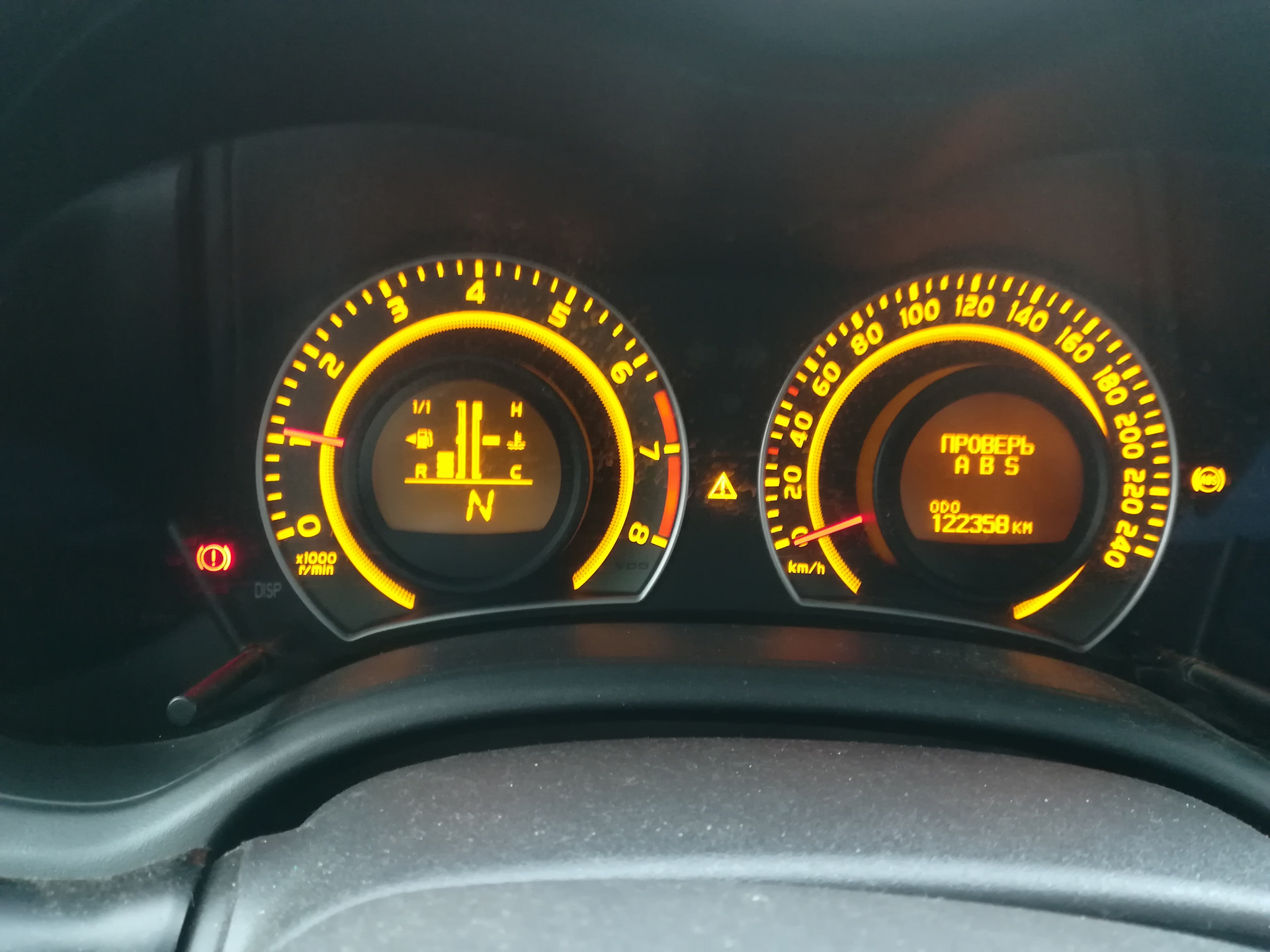 Тойота филдер загорелась оранжевая лампочка. Тойота королла горит аккумулятор. Тойота королла загорелась шестеренка. Ошибка заряда аккумулятора toyota corolla 150. Мл 320 горит аккумулятор.