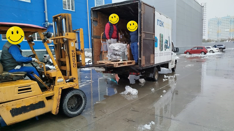 Фото 8. Ура новый двигатель приехал!🤩🙏🎉✨ Сгружаем его! Благо на СТО AutoLand есть спецтехника и мне совершенно бесплатно сгрузили двигатель и увезли к моей машине! — Toyota Vitz (90)