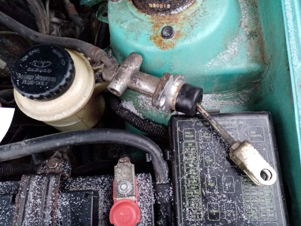 Замена рабочего цилиндра сцепления — Daewoo Lanos, 1,4 л, 1998 года ...