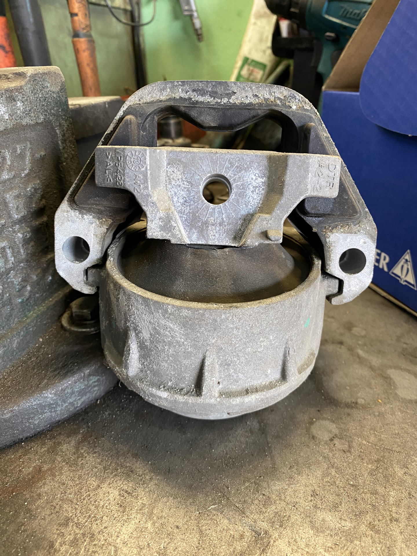 Долгожданная замена правой подушки двигателя! — Audi A6 (C7), 2 л, 2014 ...