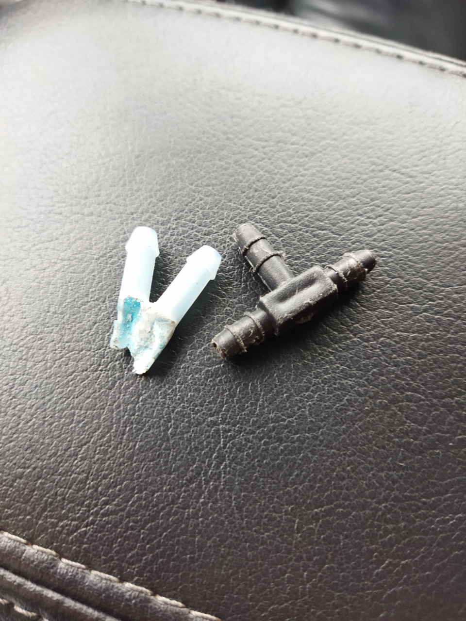 Тройник стеклоомывателя — Subaru Forester (SJ), 2,5 л, 2014 года ...