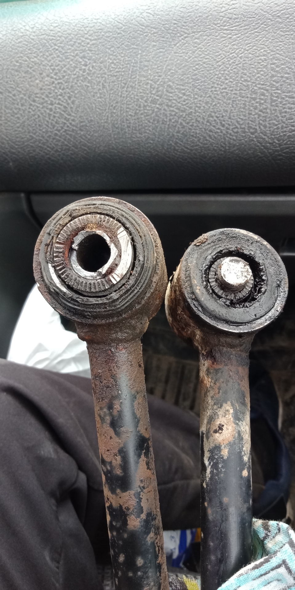 Обычные сайленблоки со стороны кузова — Toyota Vista (40)