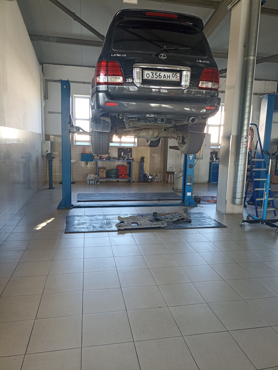 Авто перед снятием рулевой рейки, сливание жидкостей и масла — Lexus LX (UZJ100)