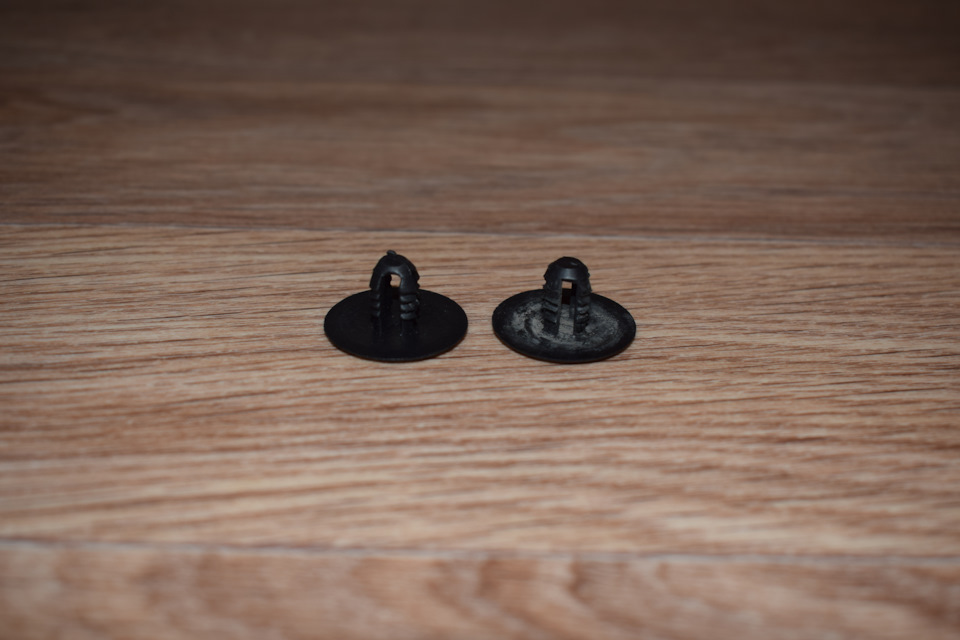 Слева клипса H&Q 70203091, справа оригинал Ford — Ford Fiesta (Mk VI). Запчасти на фото: 70203091