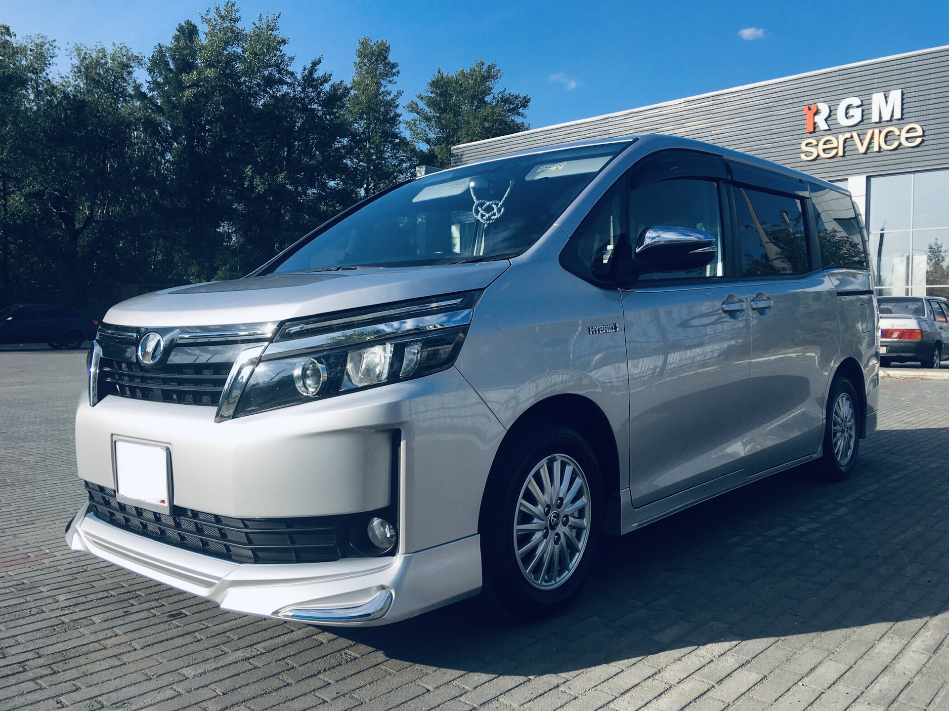 Toyota Voxy Hybrid обзор