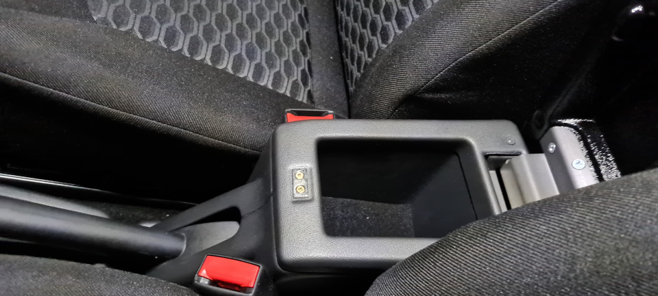 УСТАНОВКА ПОДЛОКОТНИКА - Lada Granta Sport, 1,6 л, 2014 года аксессуары DRIVE2