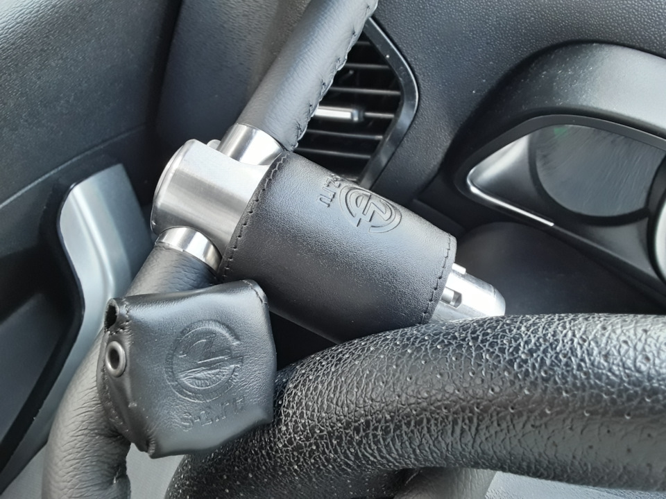 Для хранения ключей, как минимум одного запасного, тоже микрочехольчик имеется в комплекте 😋 — Lada XRAY