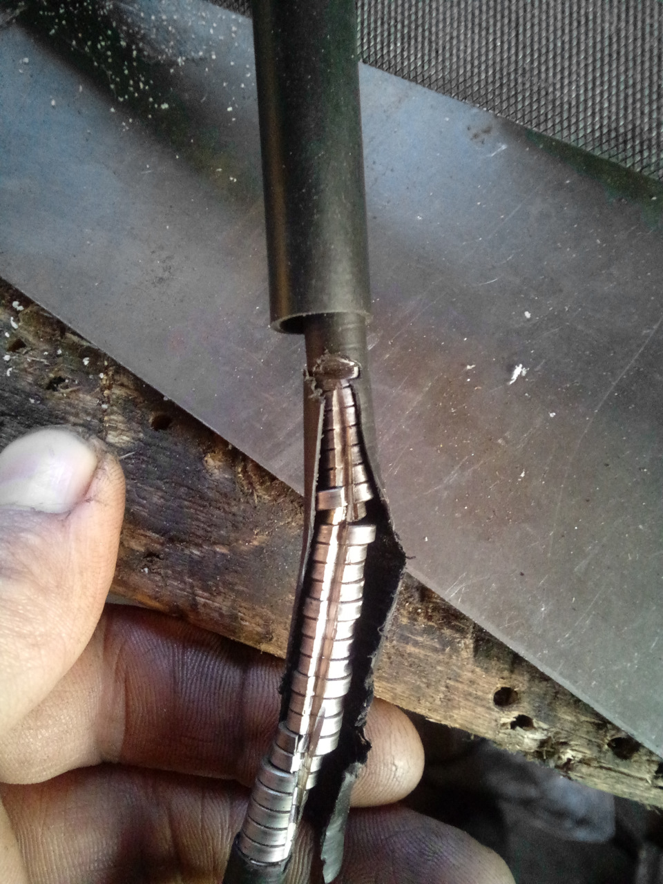 Болгаркой разрезал корпус троса стараясь не зацепить сам трос — Lada 2120 Надежда