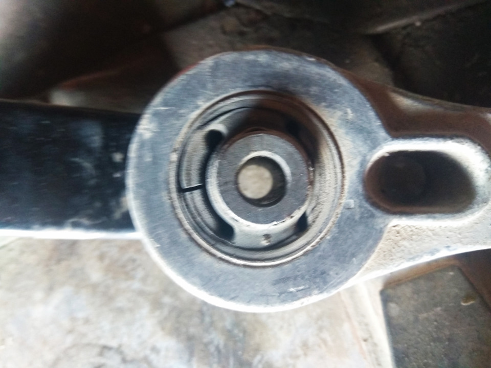 Сайленблок рычага подрамника. — Volkswagen Jetta V, 1,6 л, 2007 года ...