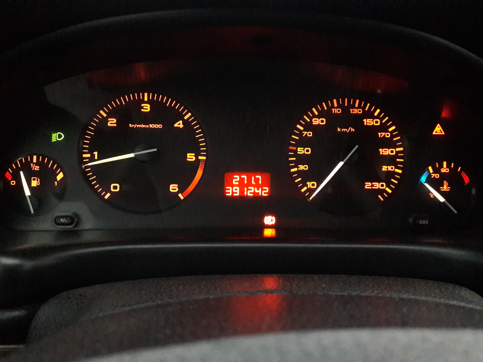 Неисправность пежо 406. Пежо 605 приборная панель. Ошибка p0235 на пежо 406. Абс фаулт. Неисправность пежо 406.