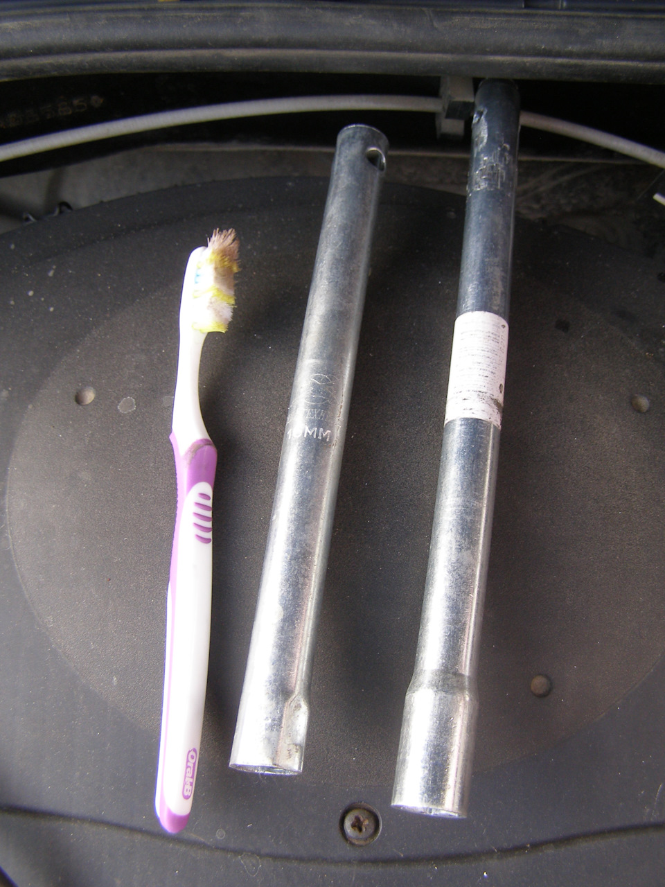 очень аккуратно, когда откручена свеча, так чтоб песок не попал в цилиндры, исключительно движениями на себя… — Renault Sandero 1G