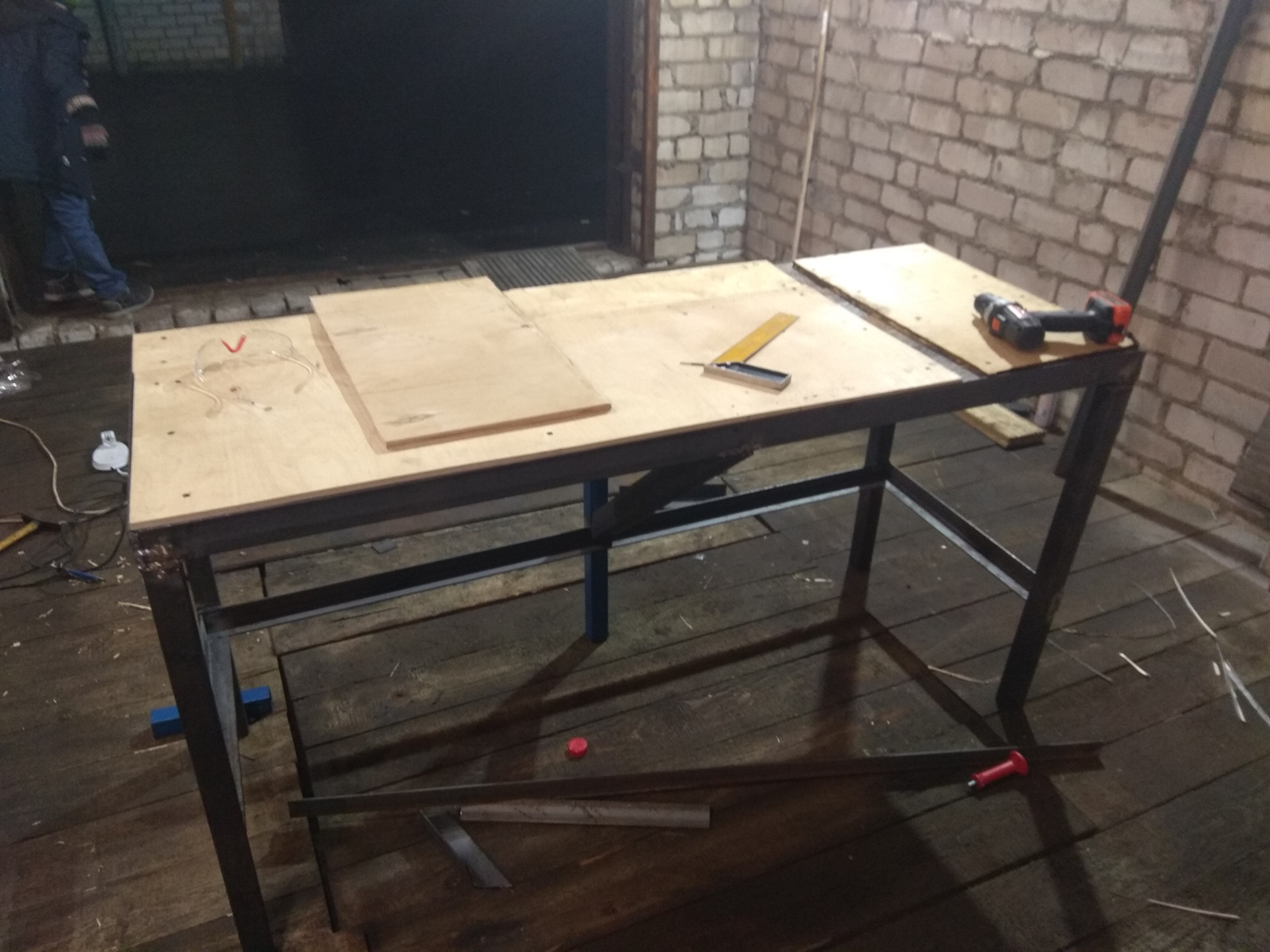 Железный стол верстак в гараж