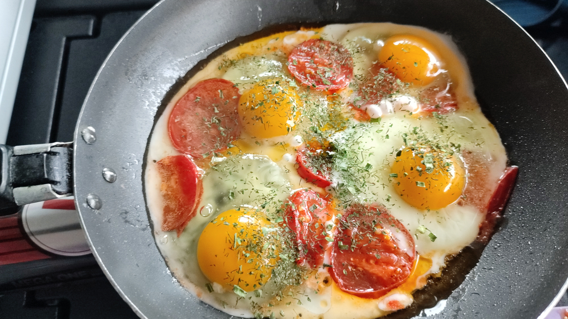 Сделай вкусно. Глазунья с колбасой и помидорами. Яичница с помидорами и колбасой. Яичница с помидорами и луком и колбасой. Яичница глазунья с помидорами и колбасой.