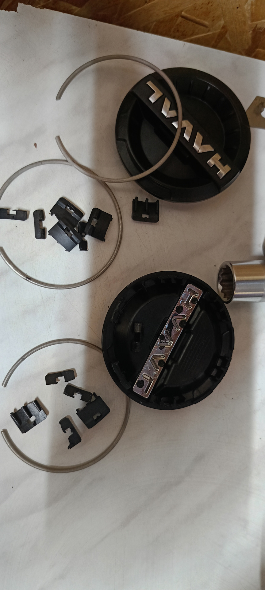 Один потерял, решил посмотреть все остальные, так они мне все в руку выпали. Все крепления сломаны, видимо на заводе при шиномонтаже их туда с силой вставили. — Haval F7 (2G)