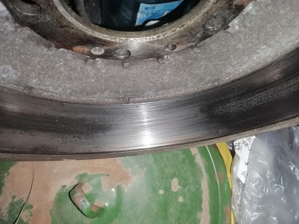 Левый — Lada 4x4 3D