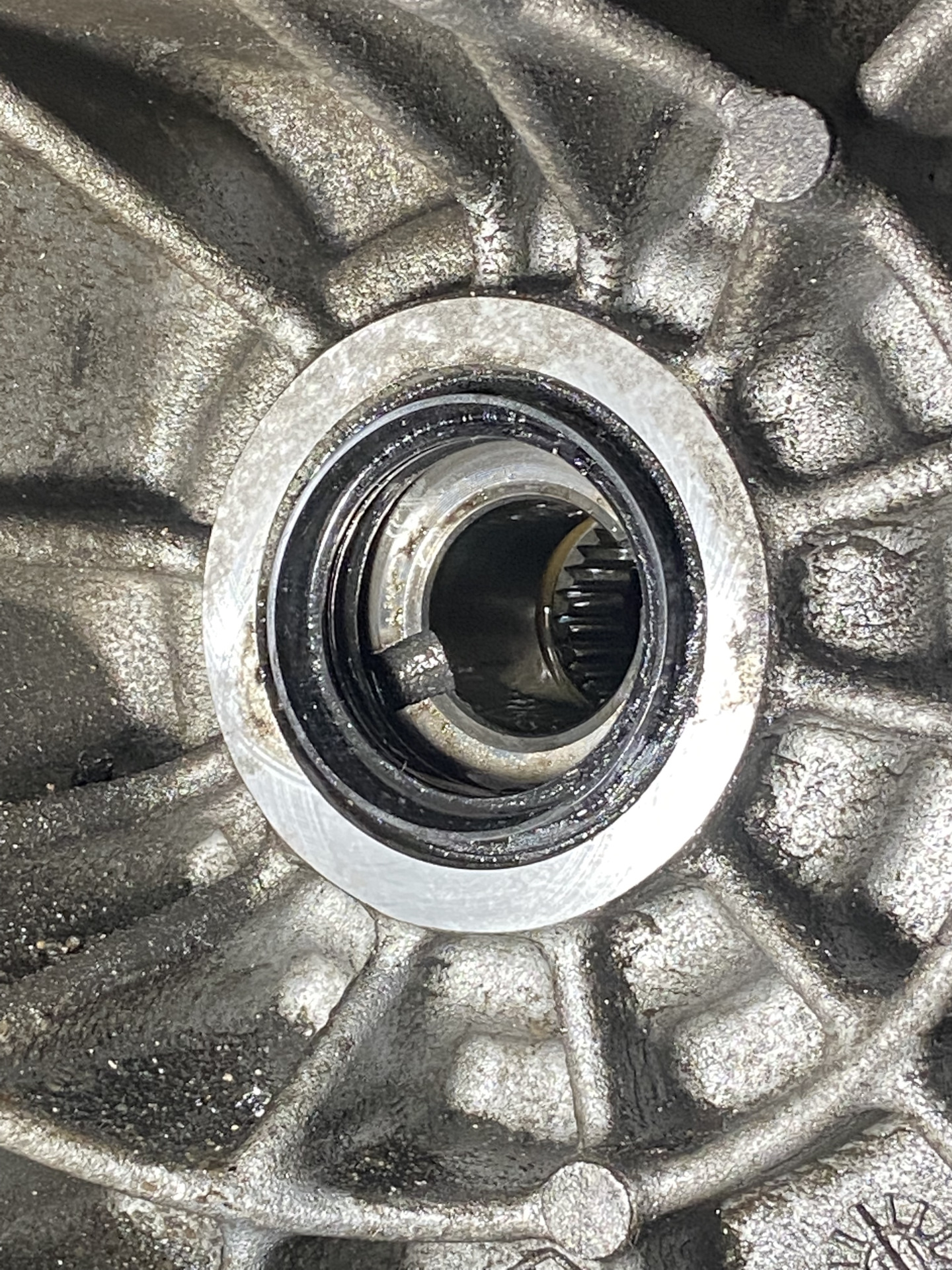 Потек сальник привода со стороны водителя. — Renault Megane III, 1,5 л ...