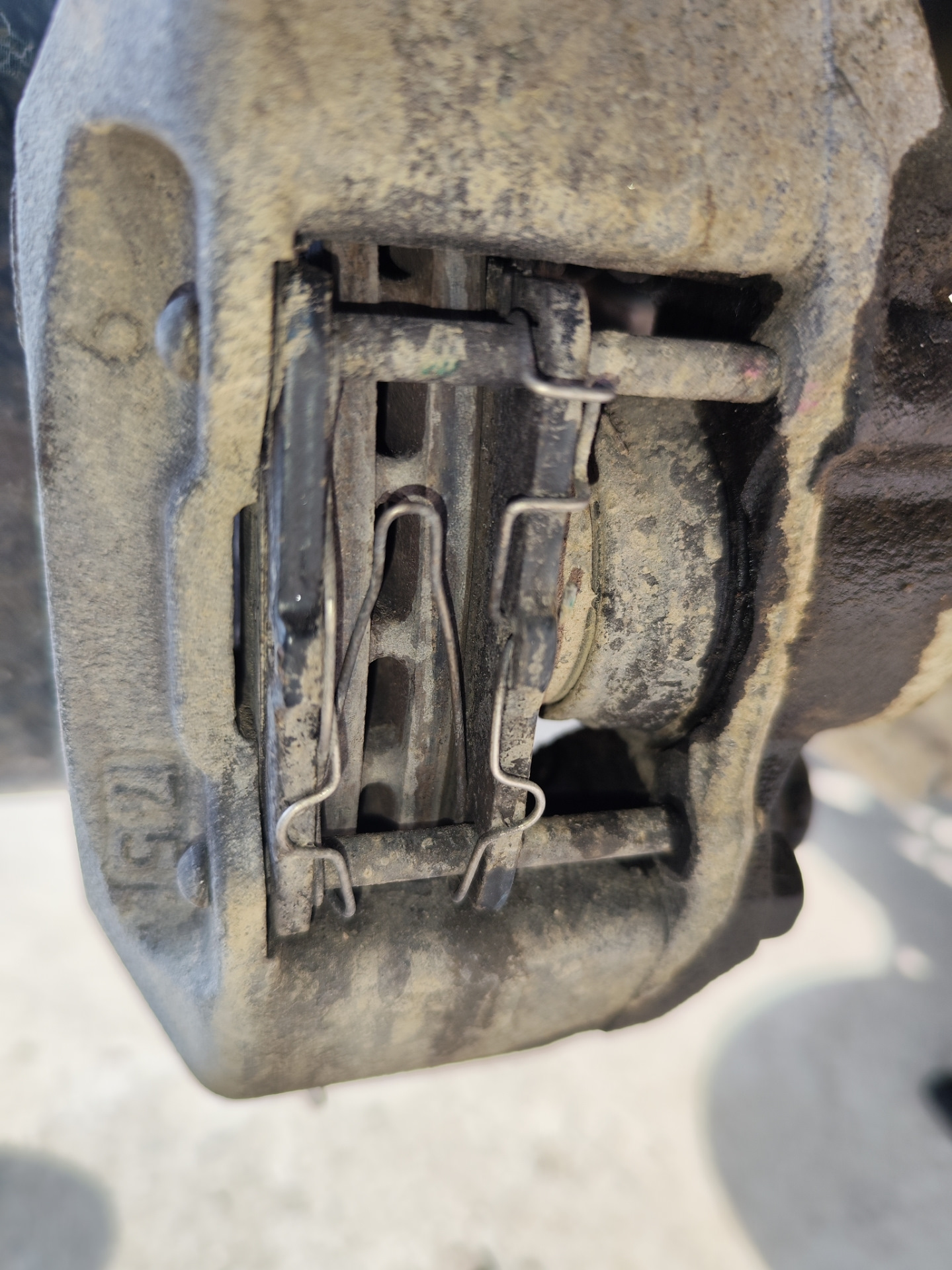 Паджеро спорт 3 колодки. Старая колодка для машины.