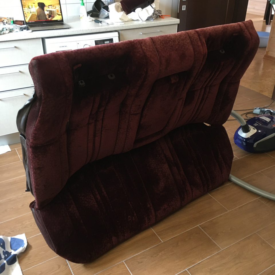 А вот и собранный диван — Toyota Crown (S120)