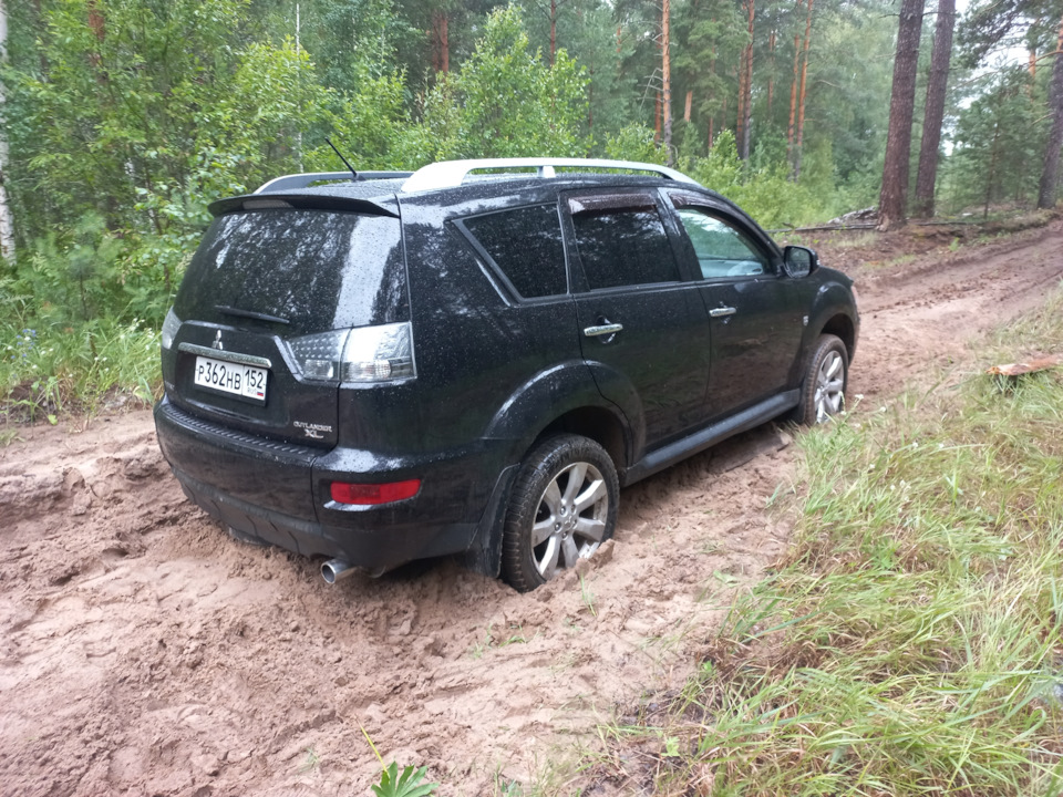 8 — Mitsubishi Outlander XL