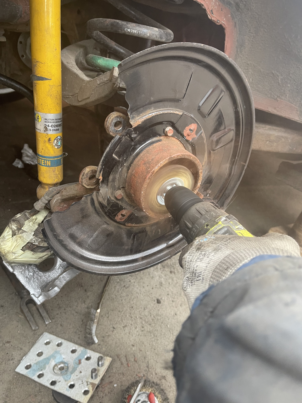 Замена подшипника ступицы задних колес, новые болты колес. (Febi) — BMW ...