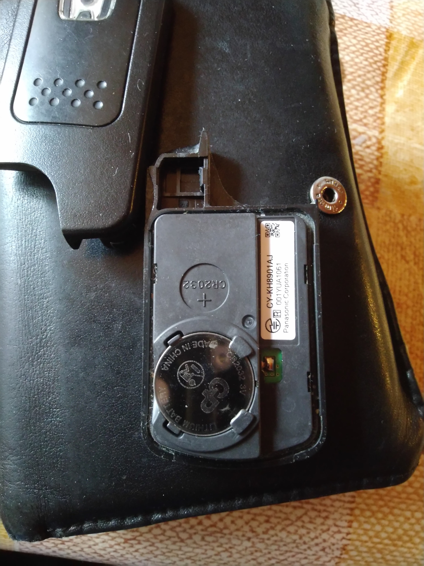 Замена батарейки в смарт ключе - Honda Stepwgn (4G), 2 л, 2013 года расходники D