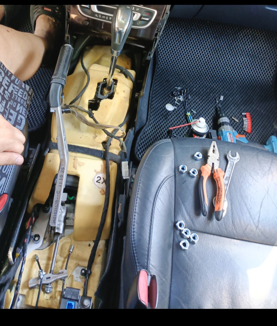 Замена тросиков ручника. — Renault Latitude, 2,5 л, 2011 года | своими ...